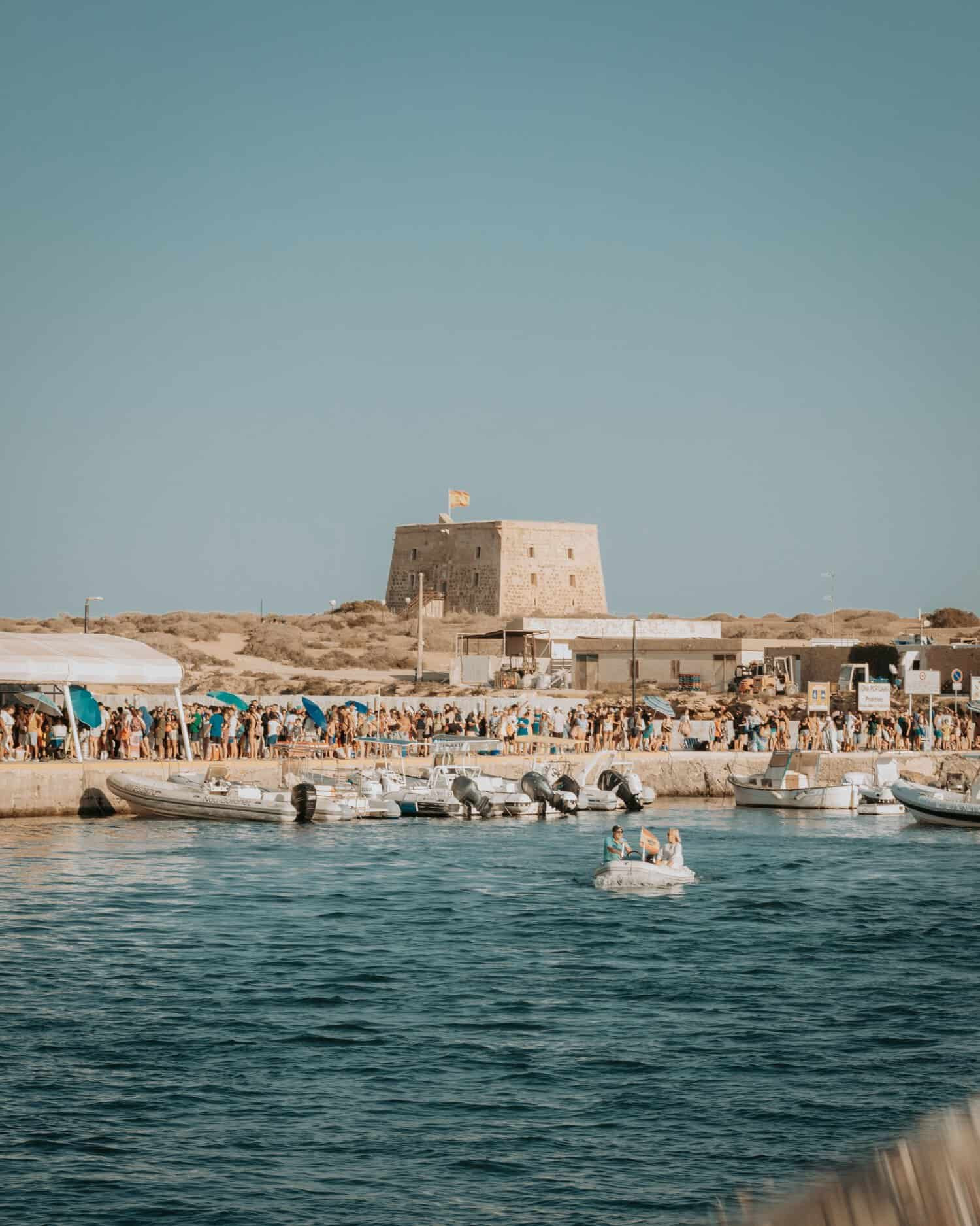 Playas con vistas a las murallas en la Isla de Tabarca en la Costa Blanca. 